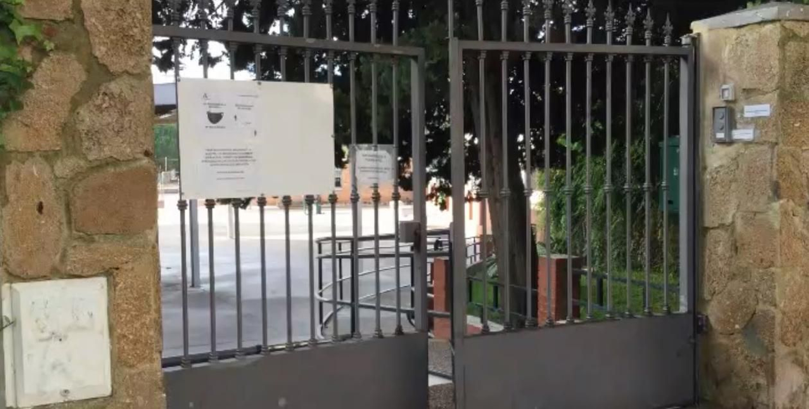 Puerta de acceso al IES Sofía