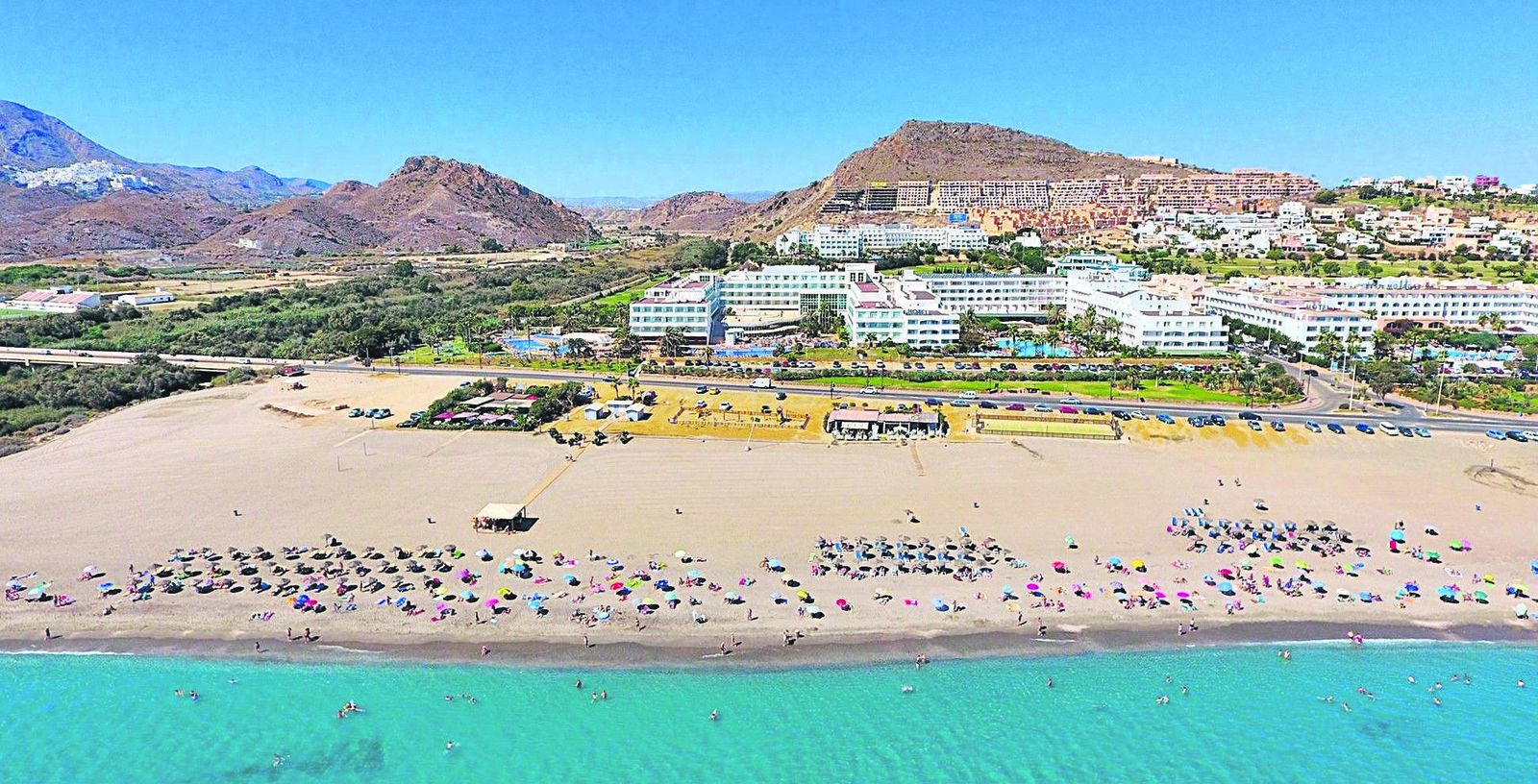 Vista aérea del Hotel Marina Playa, con acceso directo desde la zona de piscinas a la fachada marítima de Mojácar.