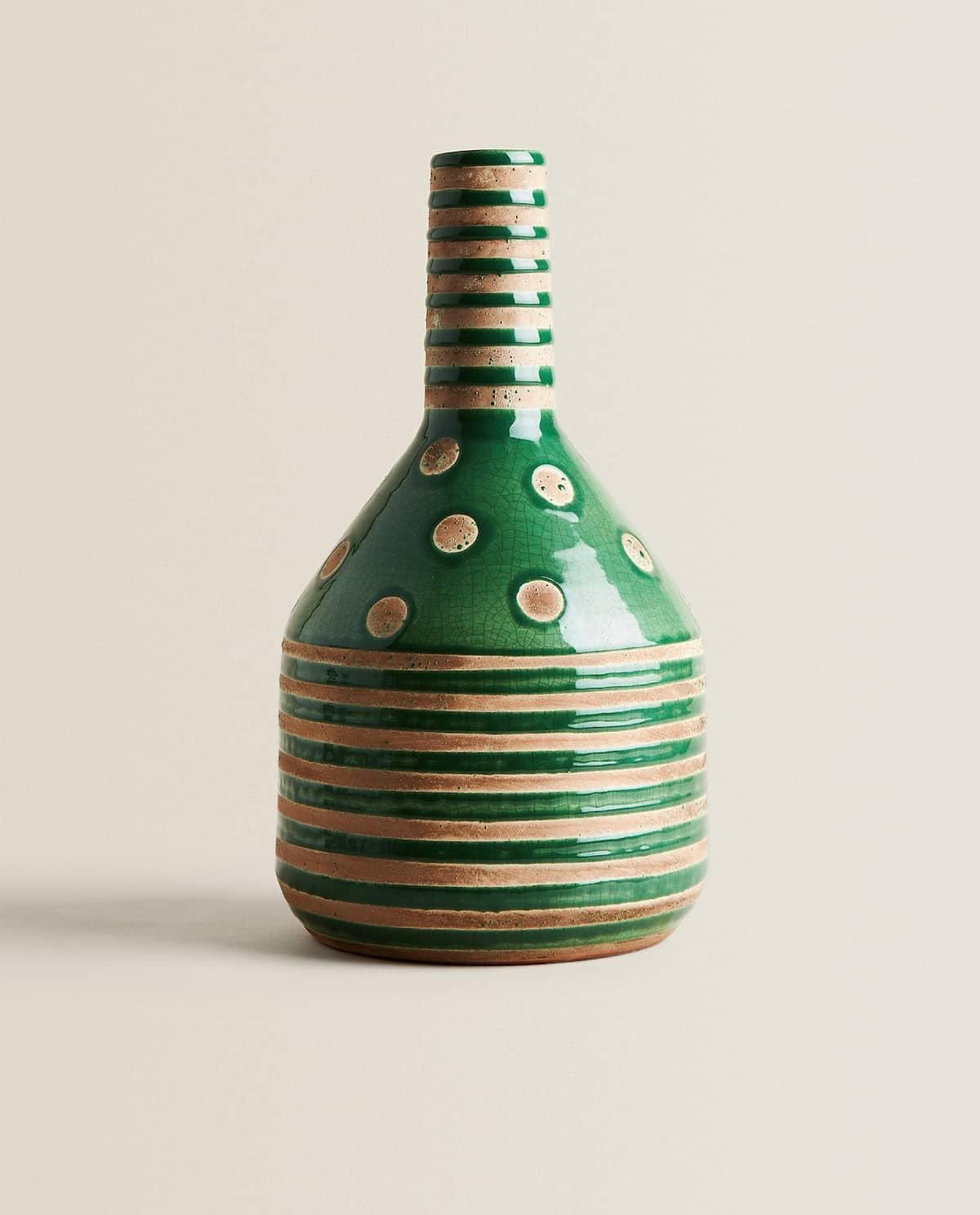Jarrón de cerámica verde.