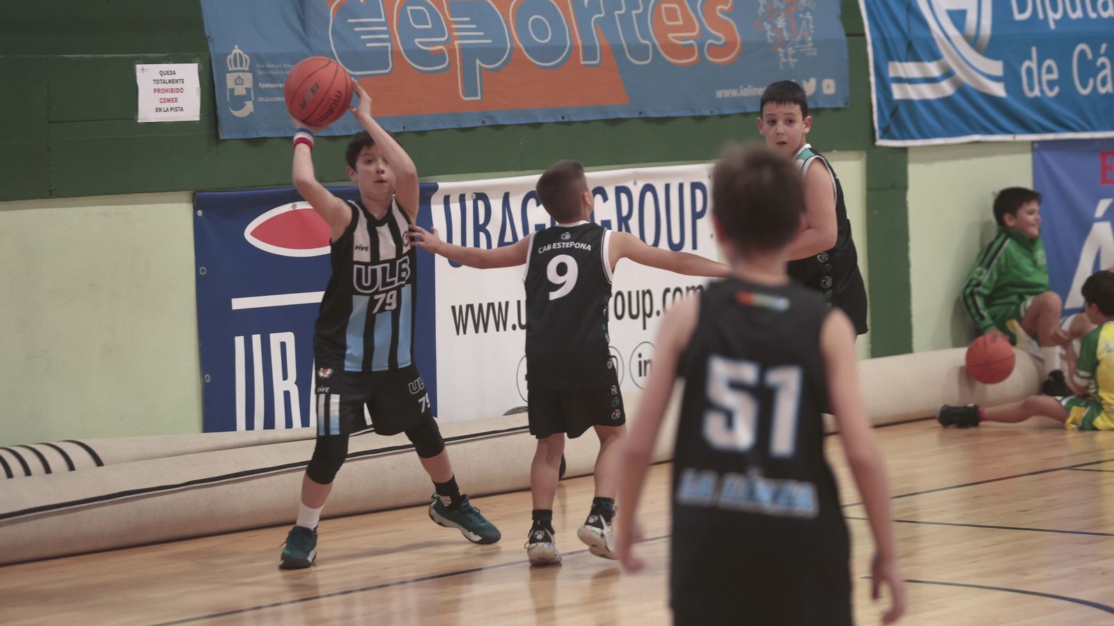 Las fotos de la primera jornada del torneo Semana Santa de baloncesto de la Línea