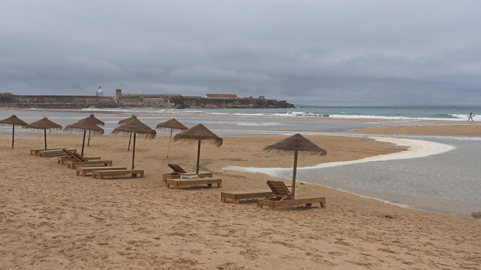 Fotos de la marea alta en la playa de Los Lances