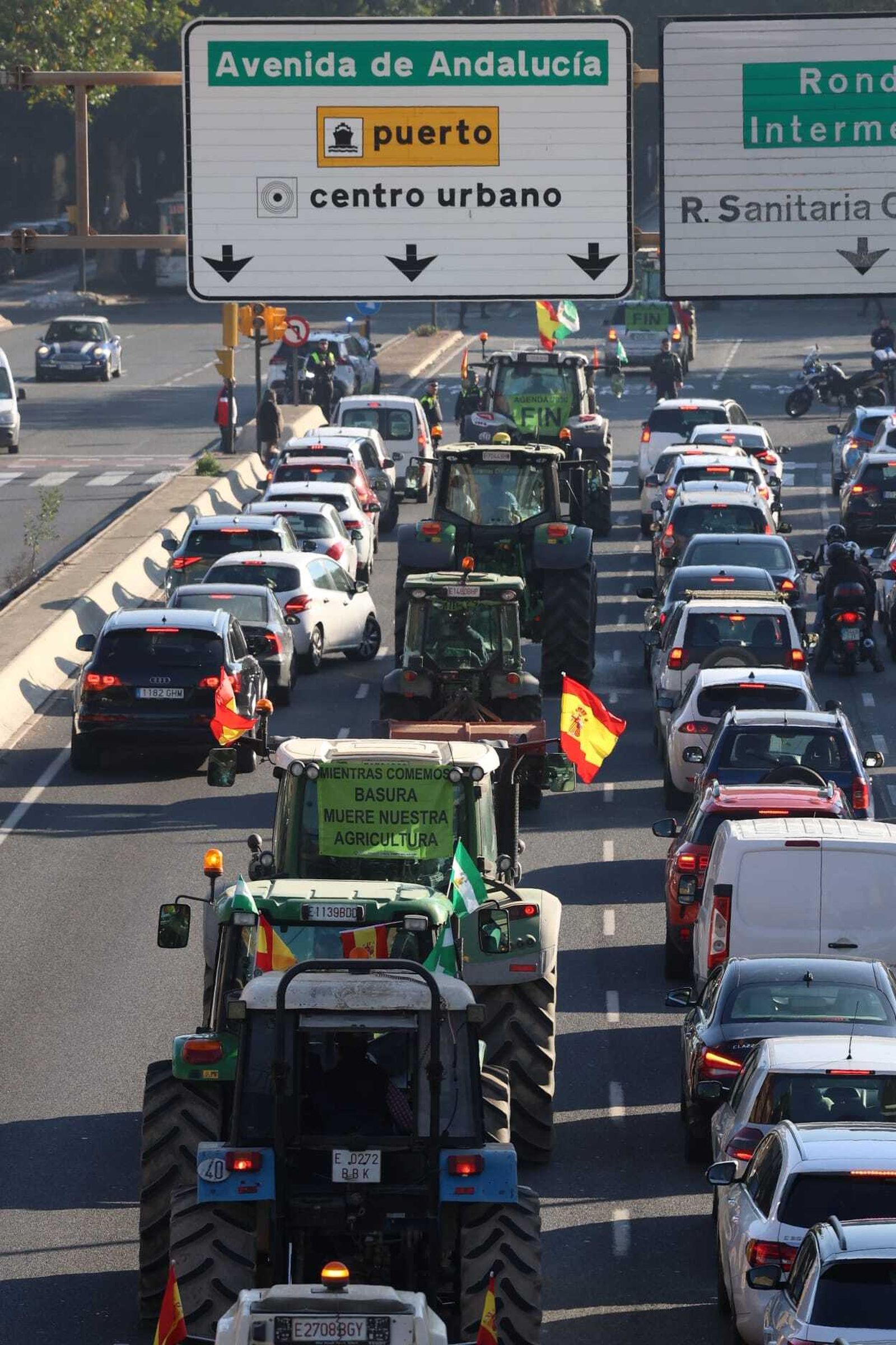 La entrada de los tractores en Málaga capital, en fotos