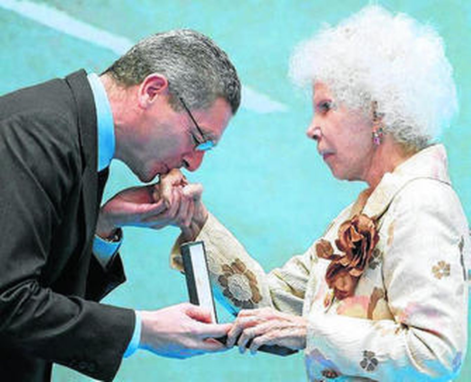 Gallardón besa a doña Cayetana tras entregarle el premio.