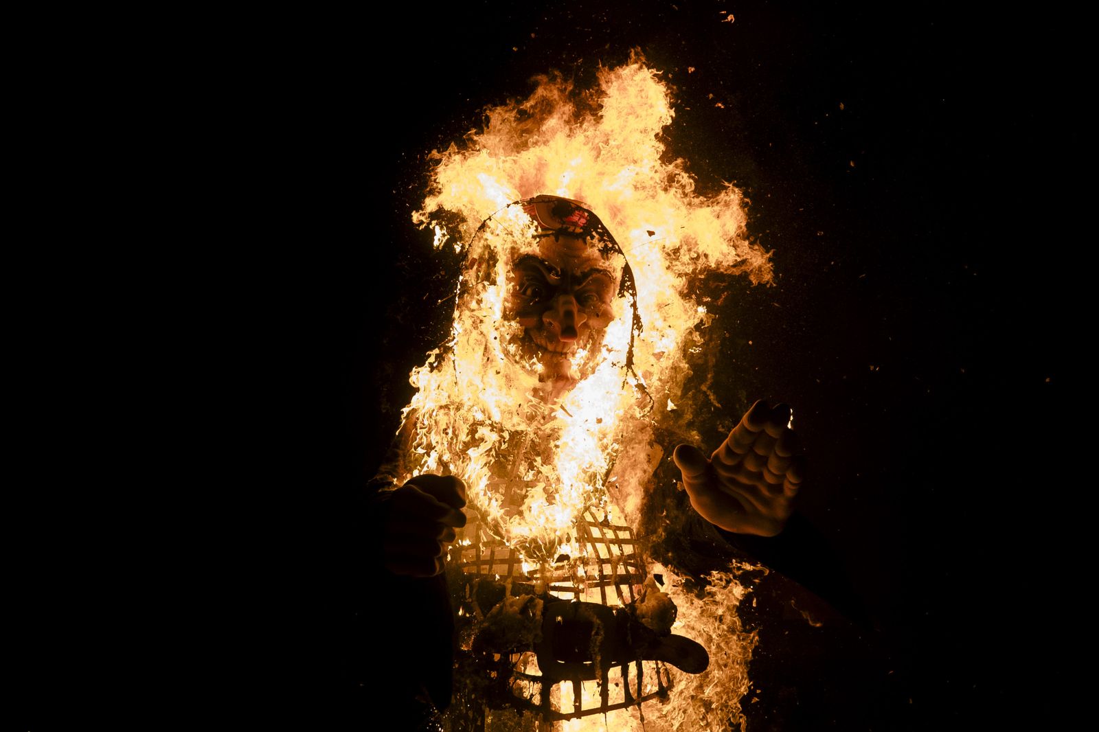 Las imágenes de la quema de la Bruja Piti y espectáculo de luz y sonido