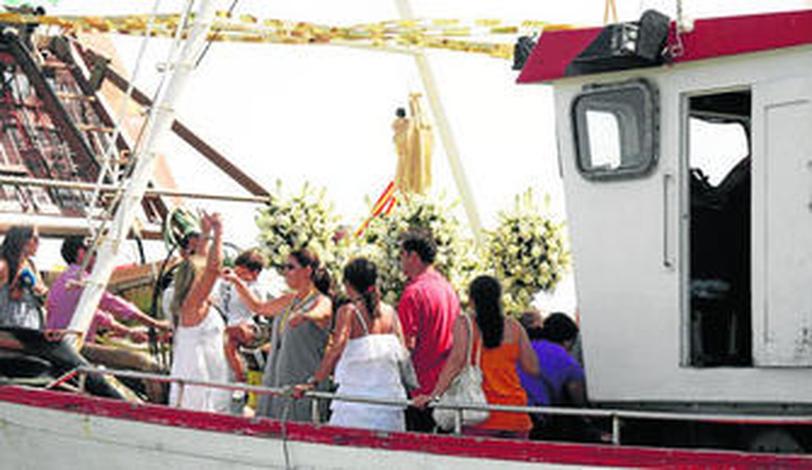 La Virgen del Carmen realizó su recorrido procesional por el Piedras en una embarcación.