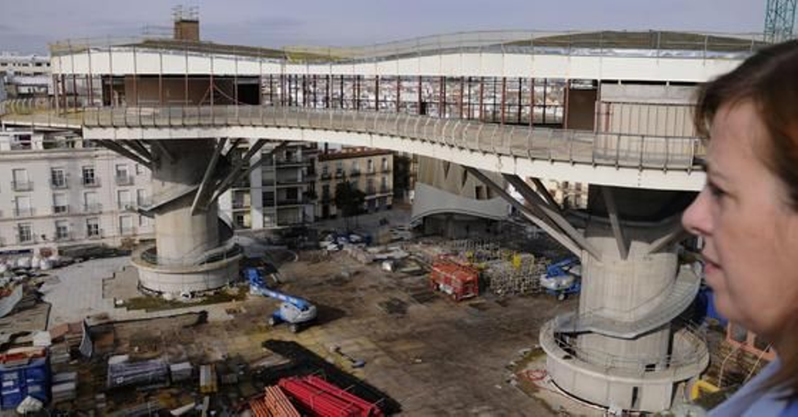 Una vecina observa el futuro restaurante-mirador que contempla el Metropol-Parasol.

Foto: Juan Carlos Vázquez