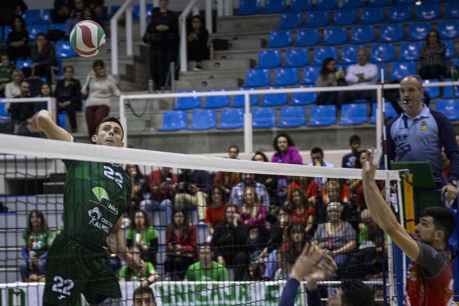 Amado realiza un remate.