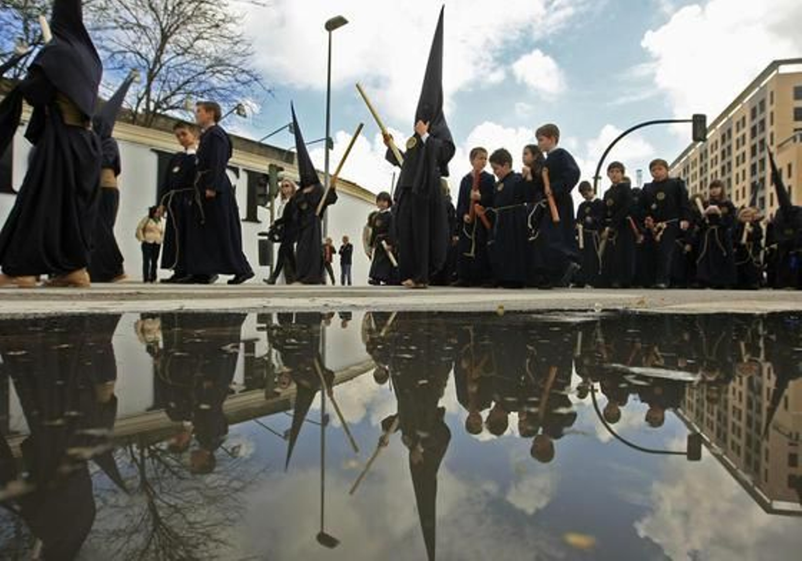 El cortejo del Cristo del Perdón se refleja en un charco minutos después de iniciada la estación de penitencia.

Foto: Juan Carlos Toro