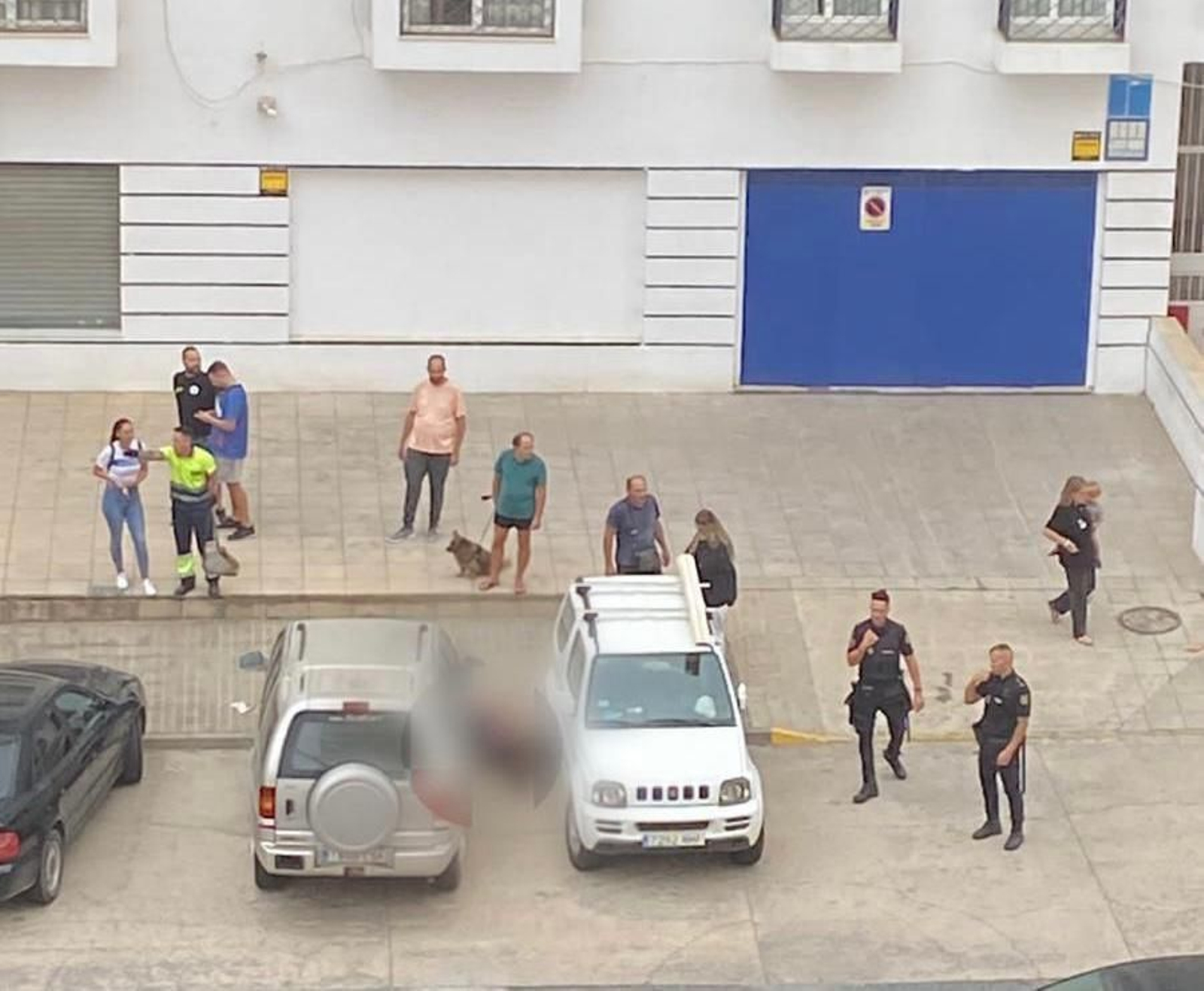 El cuerpo del herido todavía en el suelo.