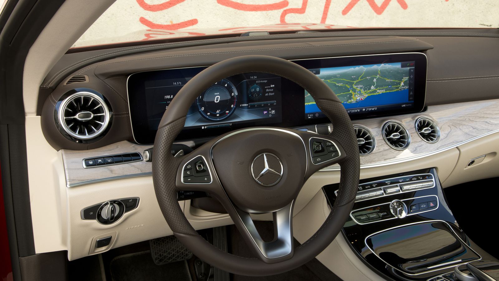 El cuadro está formado por dos pantallas de 12,3 pulgadas cada una.