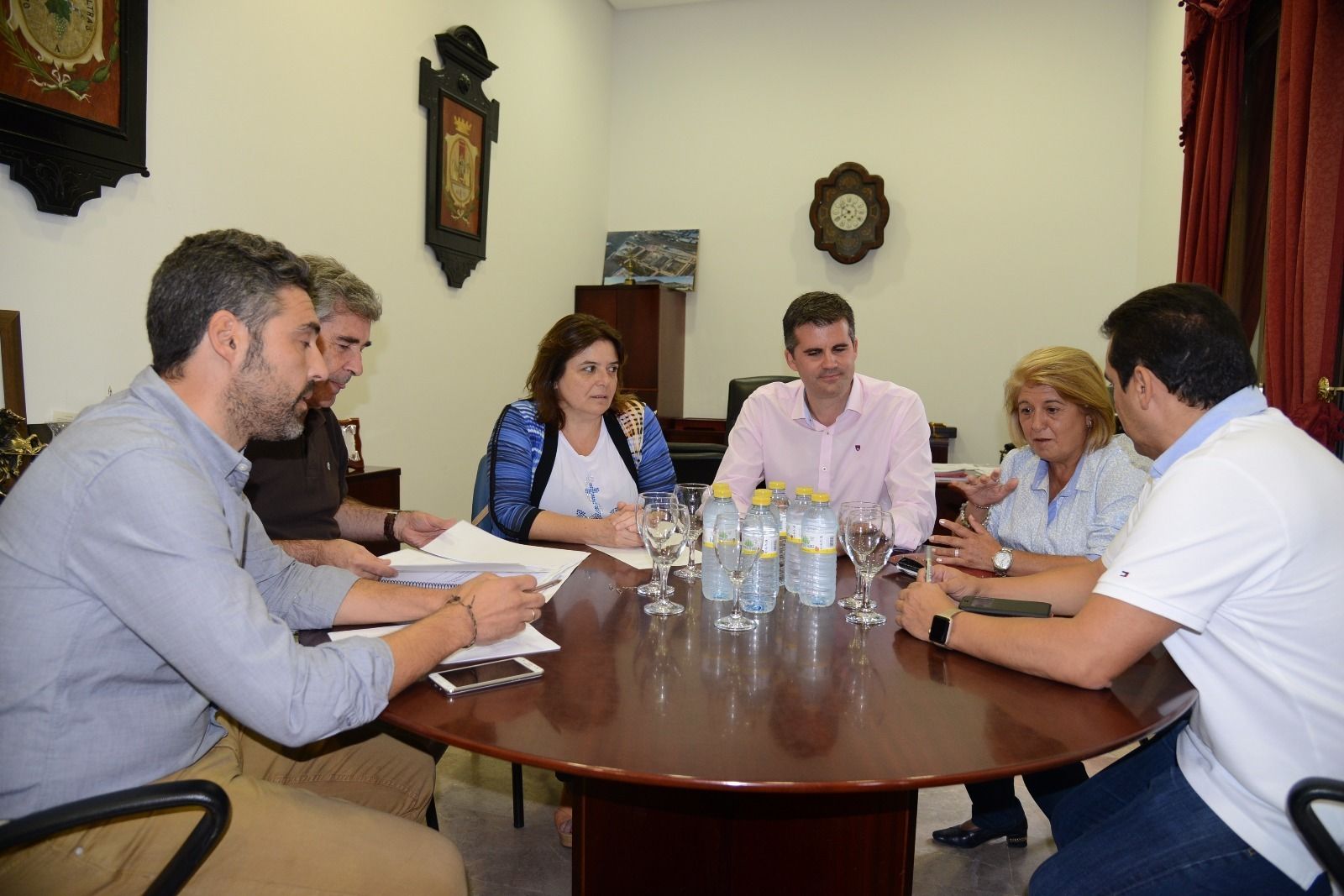 La diputada de Servicios Públicos Supramunicipales, Trinidad Argota, reunida este verano con alcaldes de la Sierra Sur.