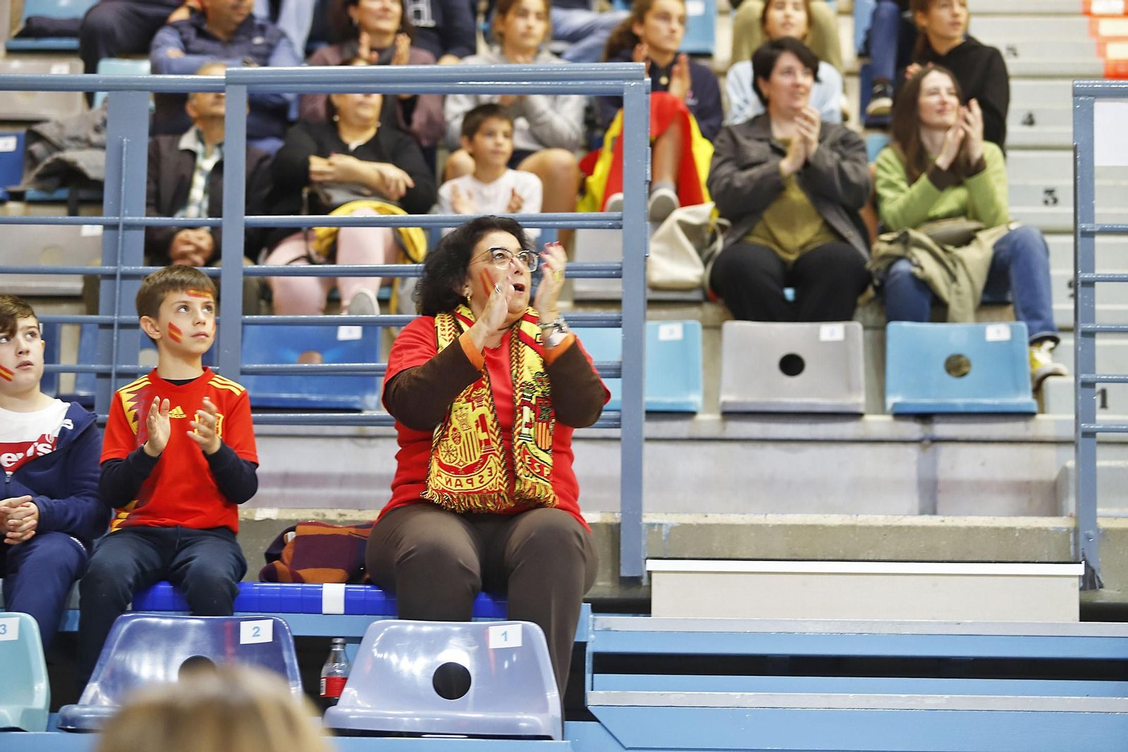 Ambiente en las gradas en el partido de la selección Española femenina de baloncesto contra Islnadia