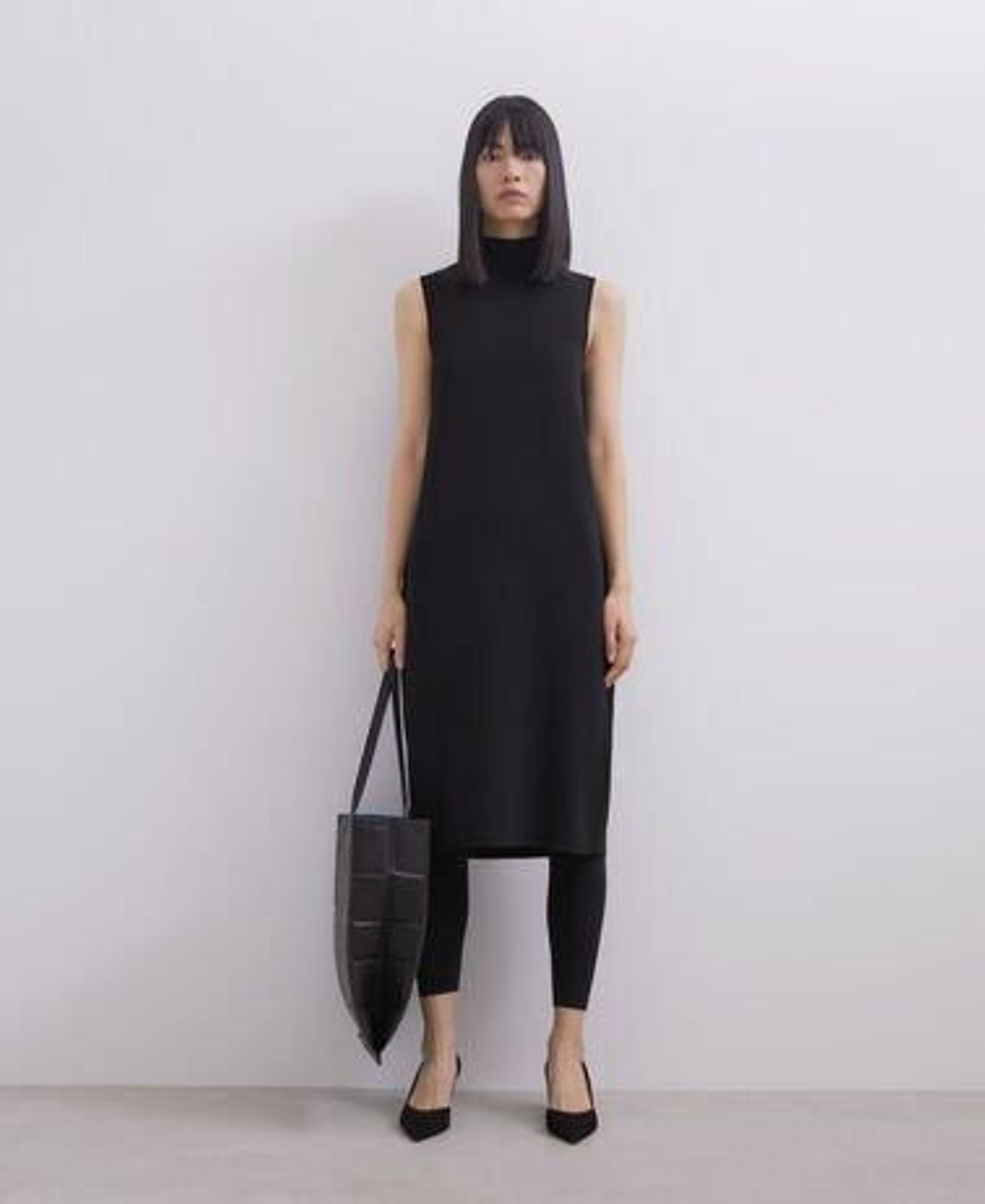 Vestido negro de Adolfo Domínguez.