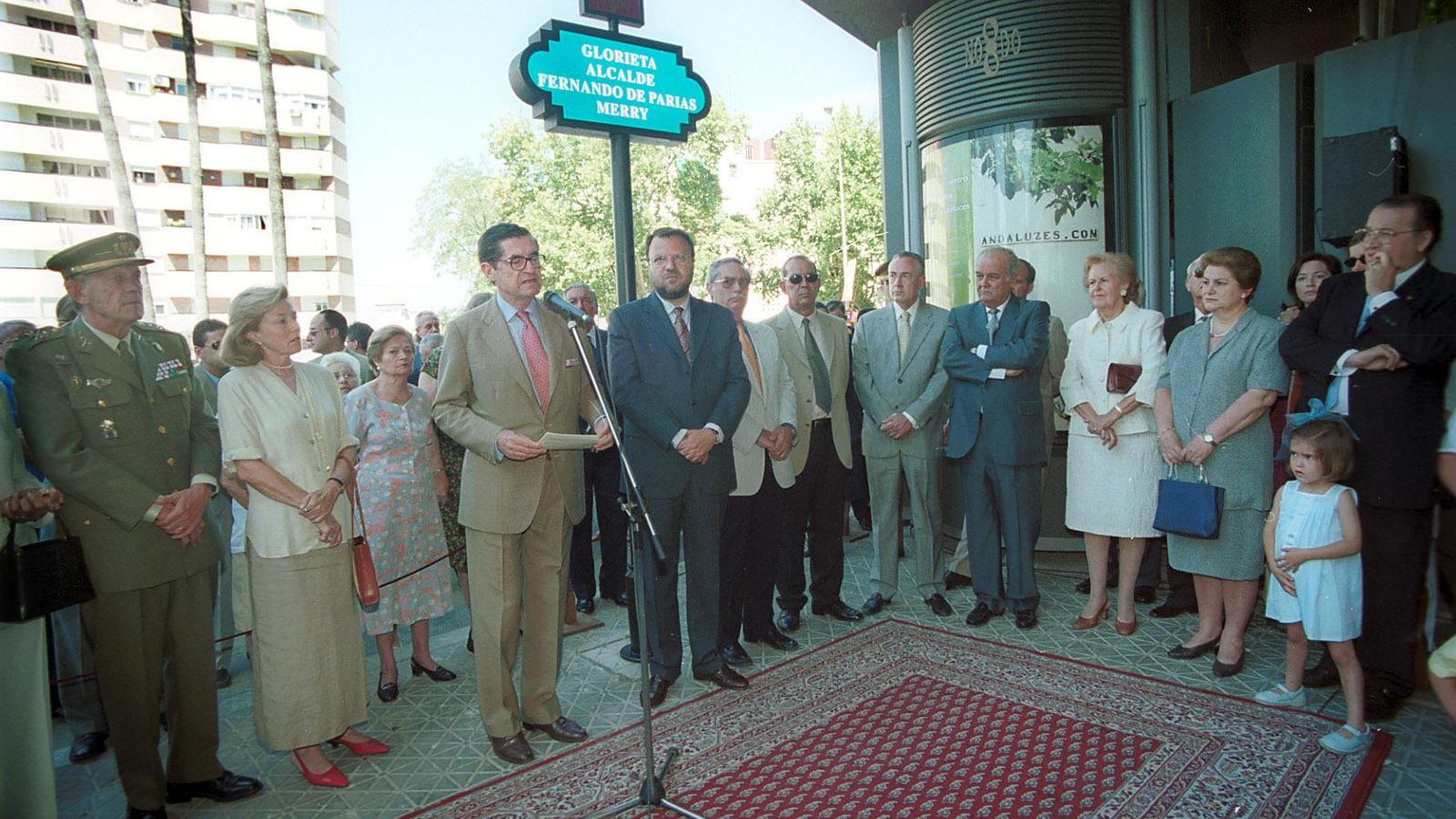 Fernando de Parias con Alfredo Sánchez Monteseirín durante la inaguración de una glorieta con su nombre.