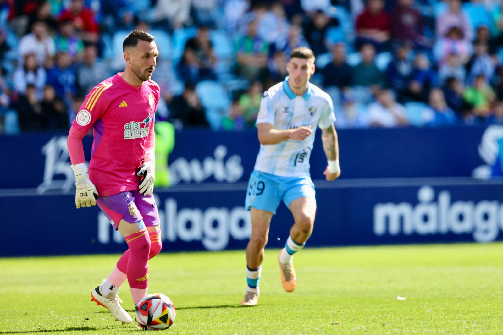 Rubén Gálvez se dispone a sacar el balón durante el partido con el Málaga.