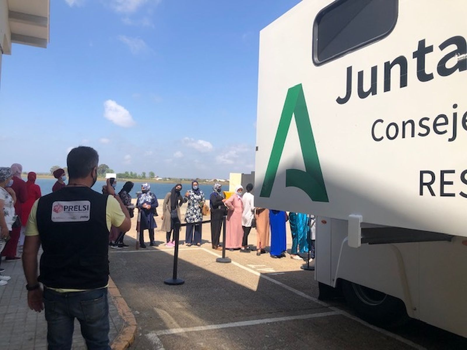 Consultores de integración del Prelsi de Interfresa, durante la realización de los PCR a las trabajadoras marroquíes en el Puerto de Huelva.