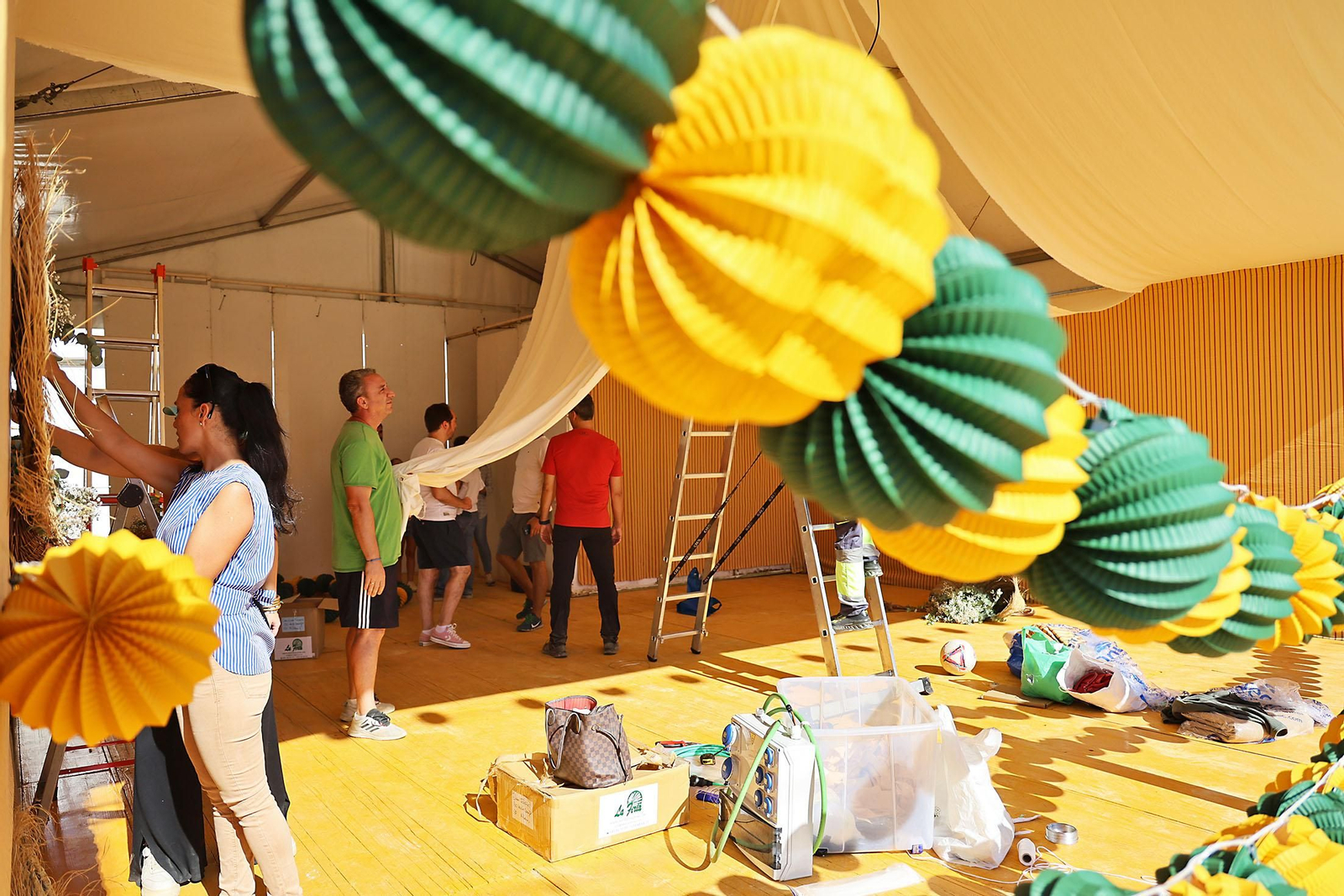 Pistoletazo de salida para la Feria de Otoño y del caballo de Huelva con el montaje de las casetas