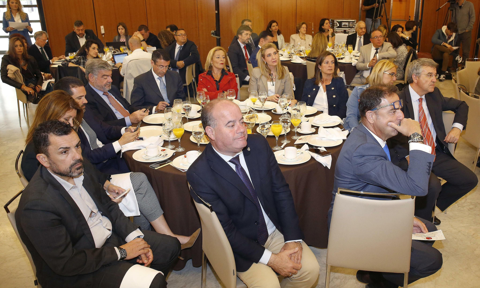 Las imágenes del foro joly con Elías Bendodo