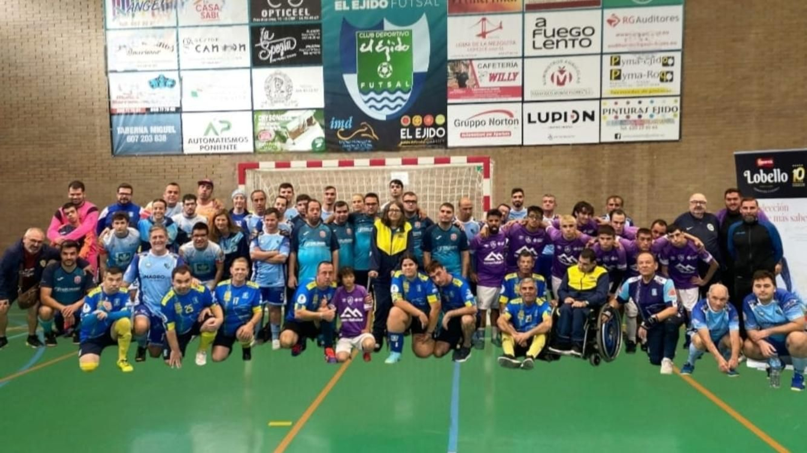 La foto de familia con la que se concluyó esta primera cita inclusiva de fútbol sala en el municipio ejidense.