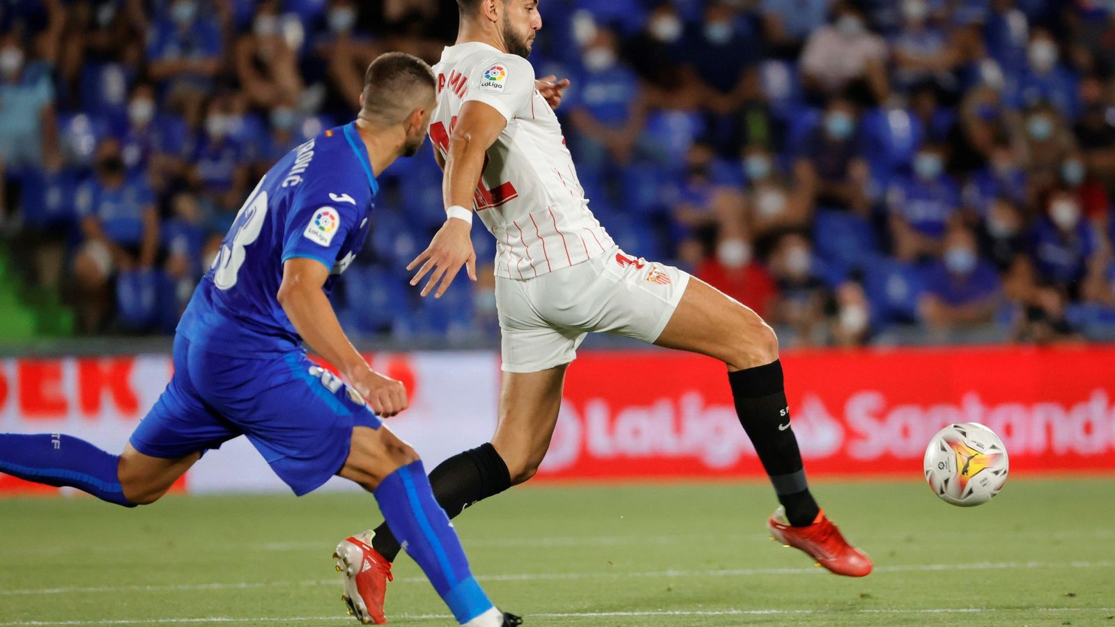 Rafa Mir controla un balón delante de Mitrovic.