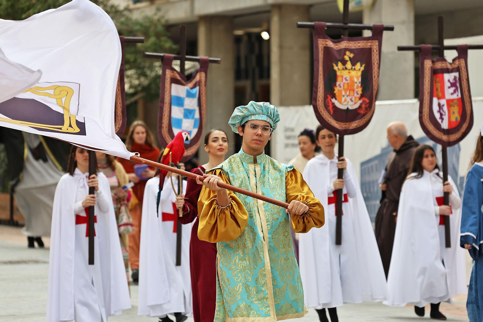 Imágenes del pasacalles de la Feria Medieval de Palos de la Frontera por las calles de Huelva