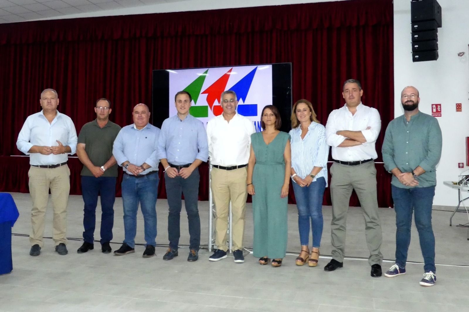 Martínez Pascual, en el centro, tras ser reelegido como presidente.