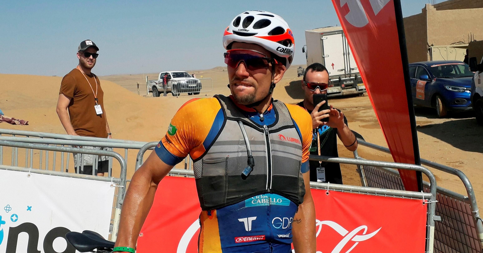 Miguel Muñoz, tras cruzar la línea de meta en Erg Chebbi.