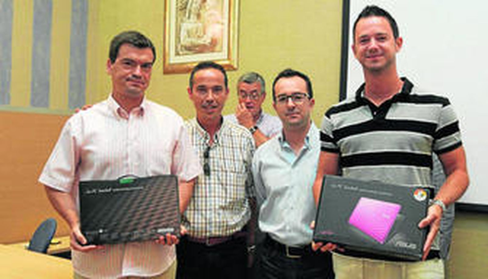 Julián Vallejo (derecha) y un representante de Juan Carlos Escamilla (izquierda), mejores expedientes.