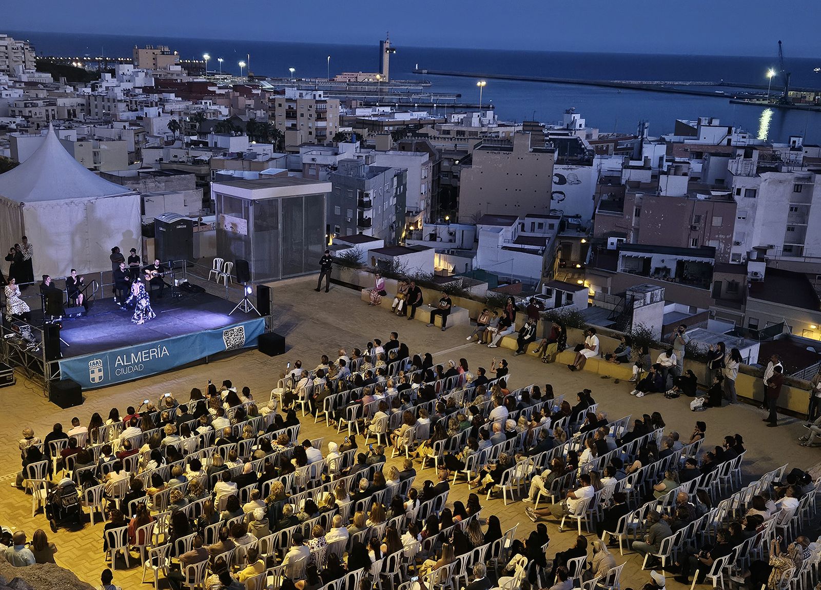 El público llenó la explanada del Mesón Gitano para disfrutar del flamenco.