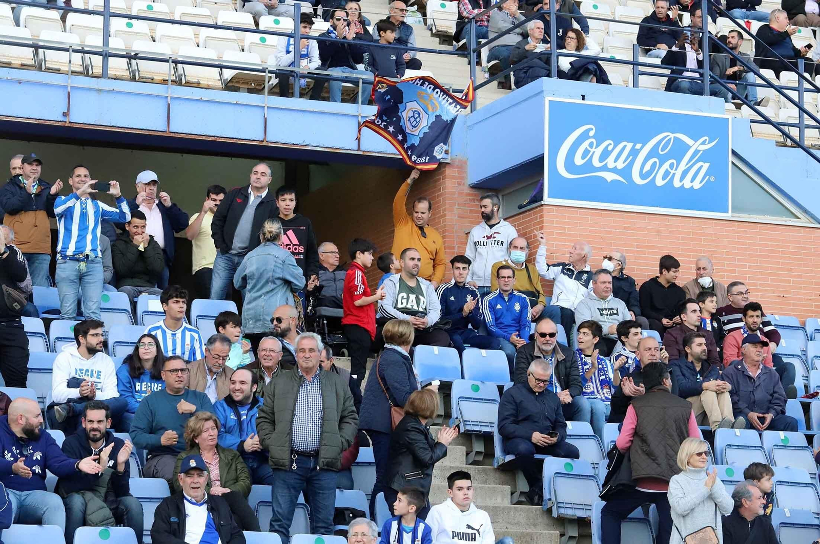 Imágenes del ambiente en las gradas del Nuevo Colombino