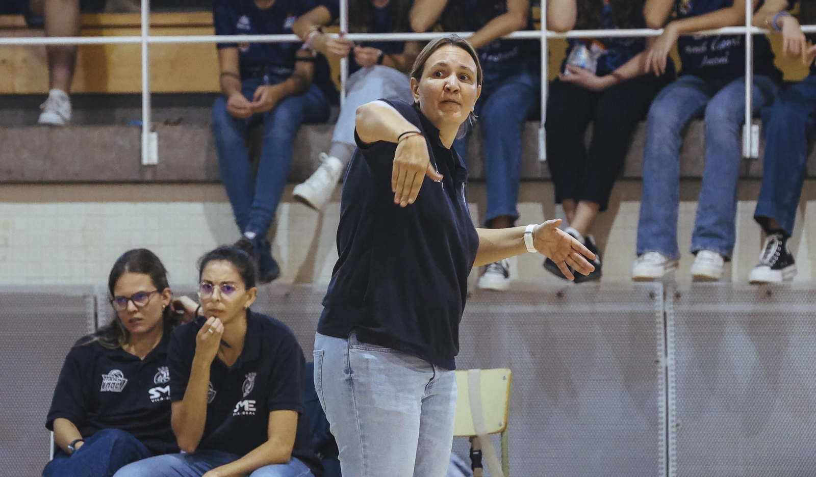 Trini Bou, nueva entrenadora del Baloncesto Xerez femenino. Trini Bou, nueva entrenadora del Baloncesto Xerez femenino.