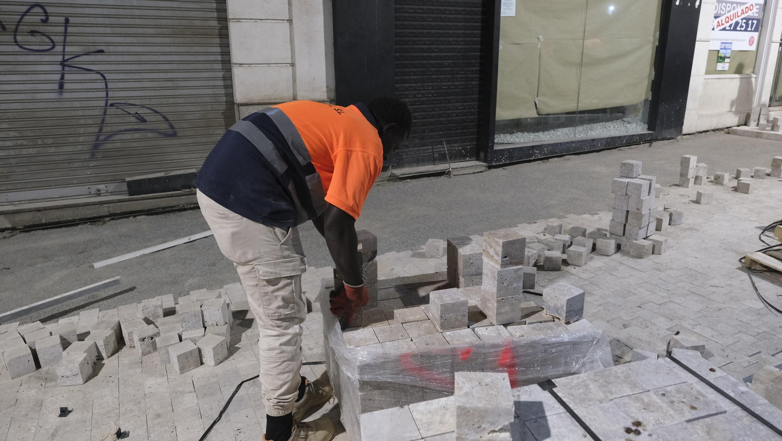 Las obras de peatonalización del Paseo de Almería entran en el turno de noche, en imágenes