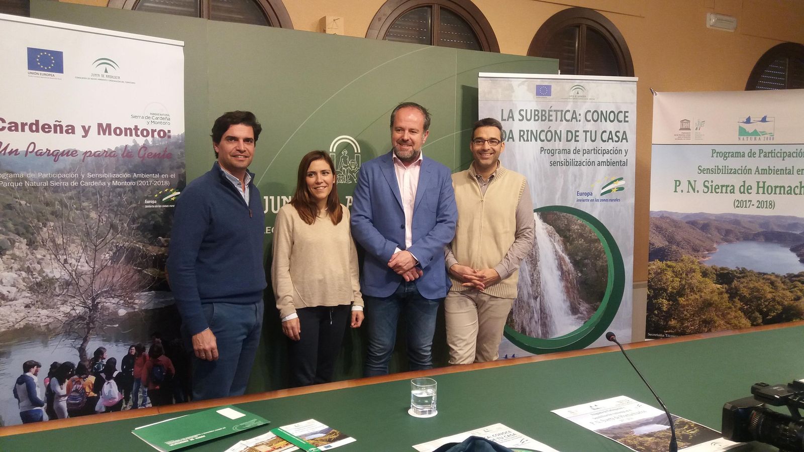 Francisco de Paula Algar, segundo por la derecha, ayer junto a responsables de los espacios protegidos.