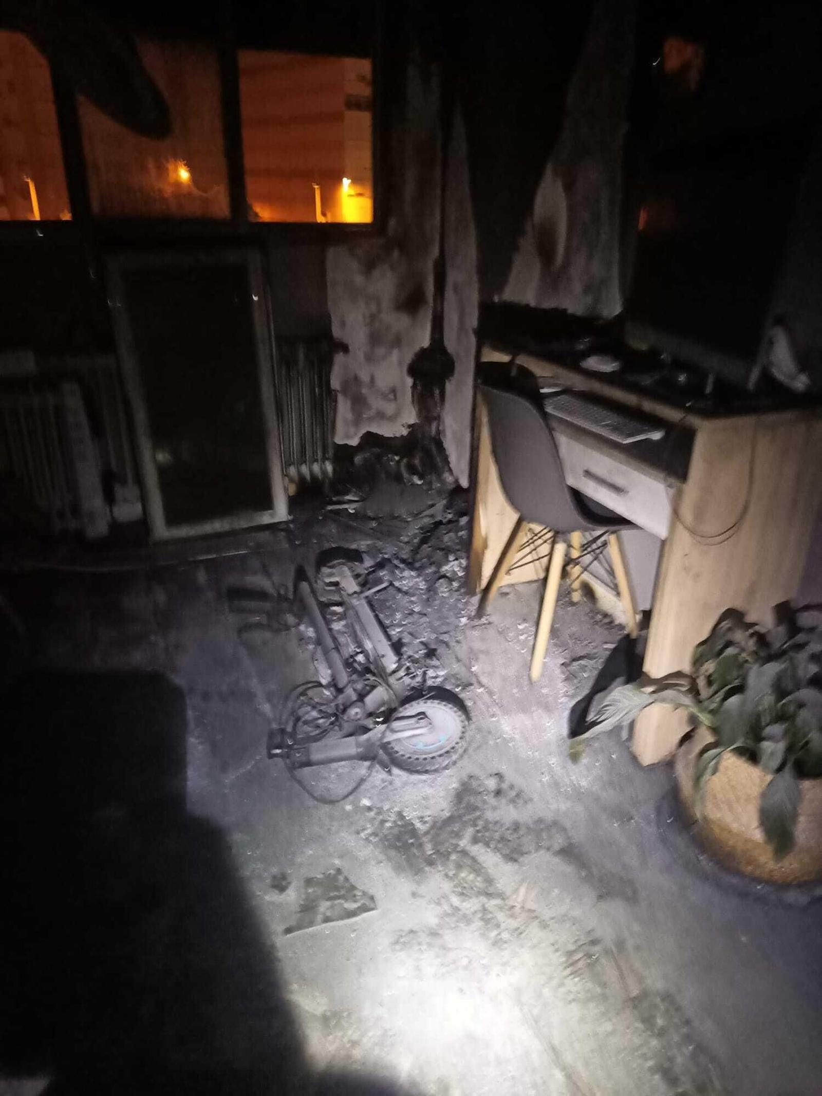 Estado en el que quedó el patinete y la habitación de la casa afectada en Cádiz.