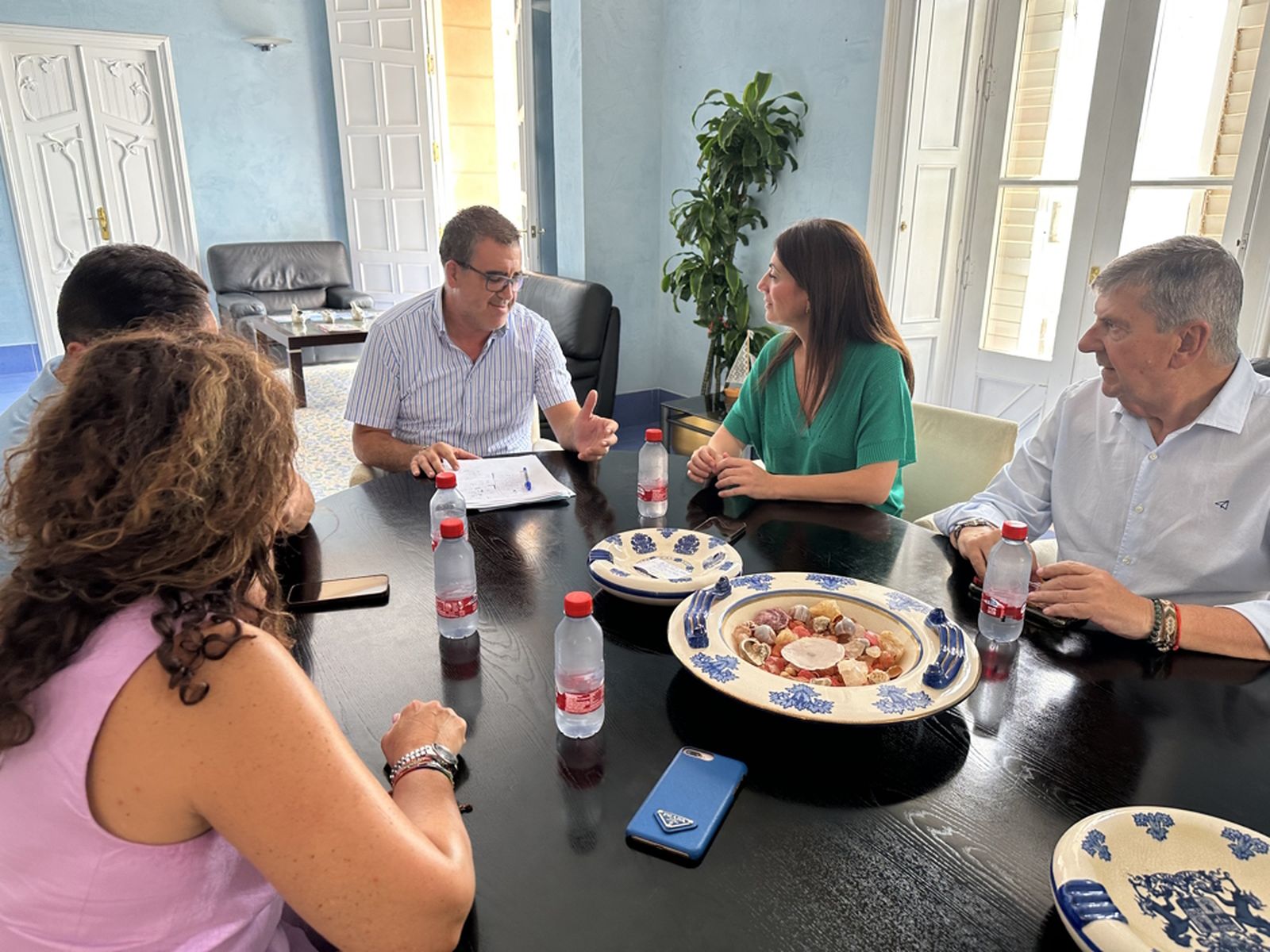 Visita de la presidenta de la APA al alcalde de Carboneras.
