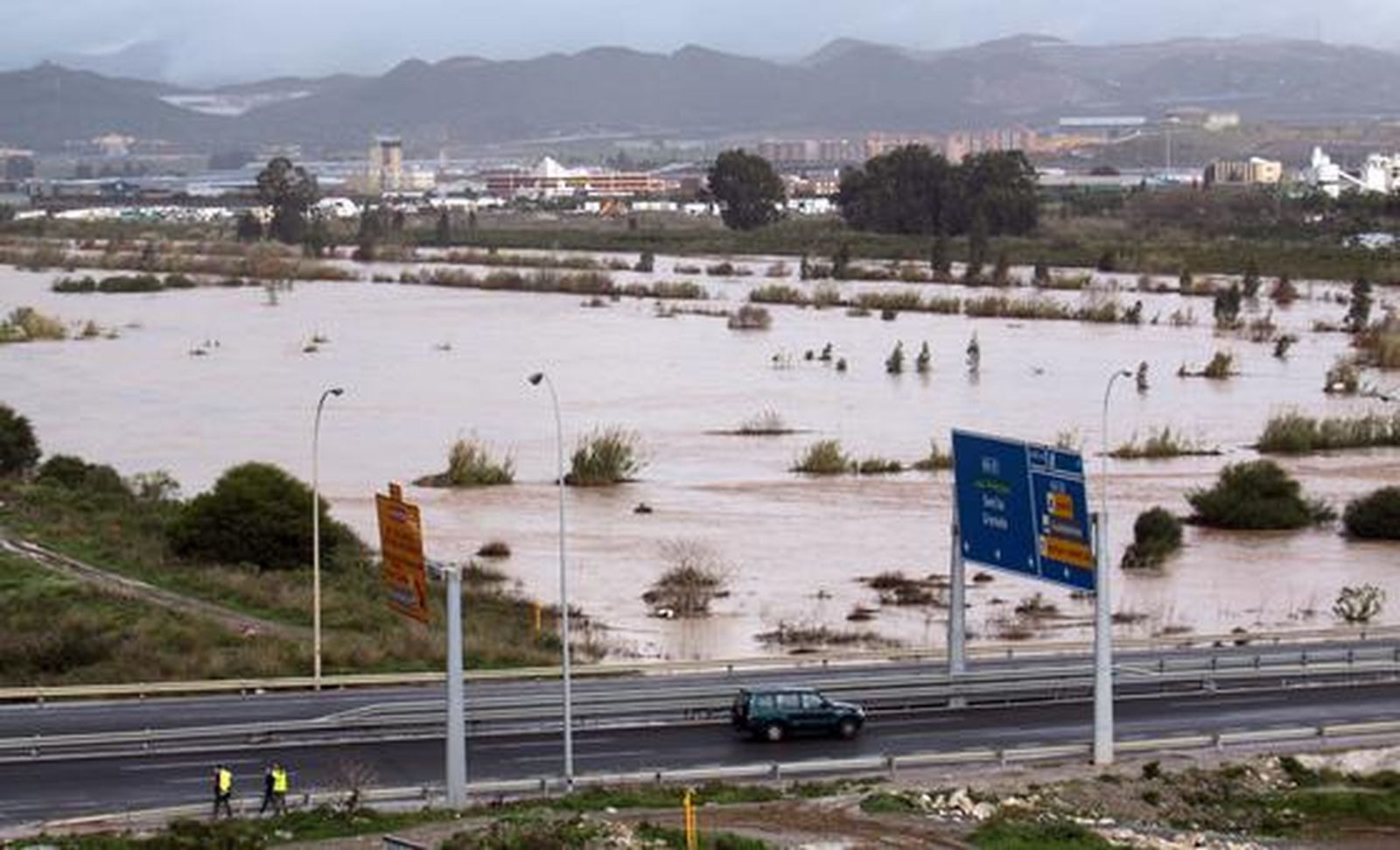El río Guadalhorce, desbordado en Málaga.

Foto: Migue Fernández, Sergio Camacho, Agencias