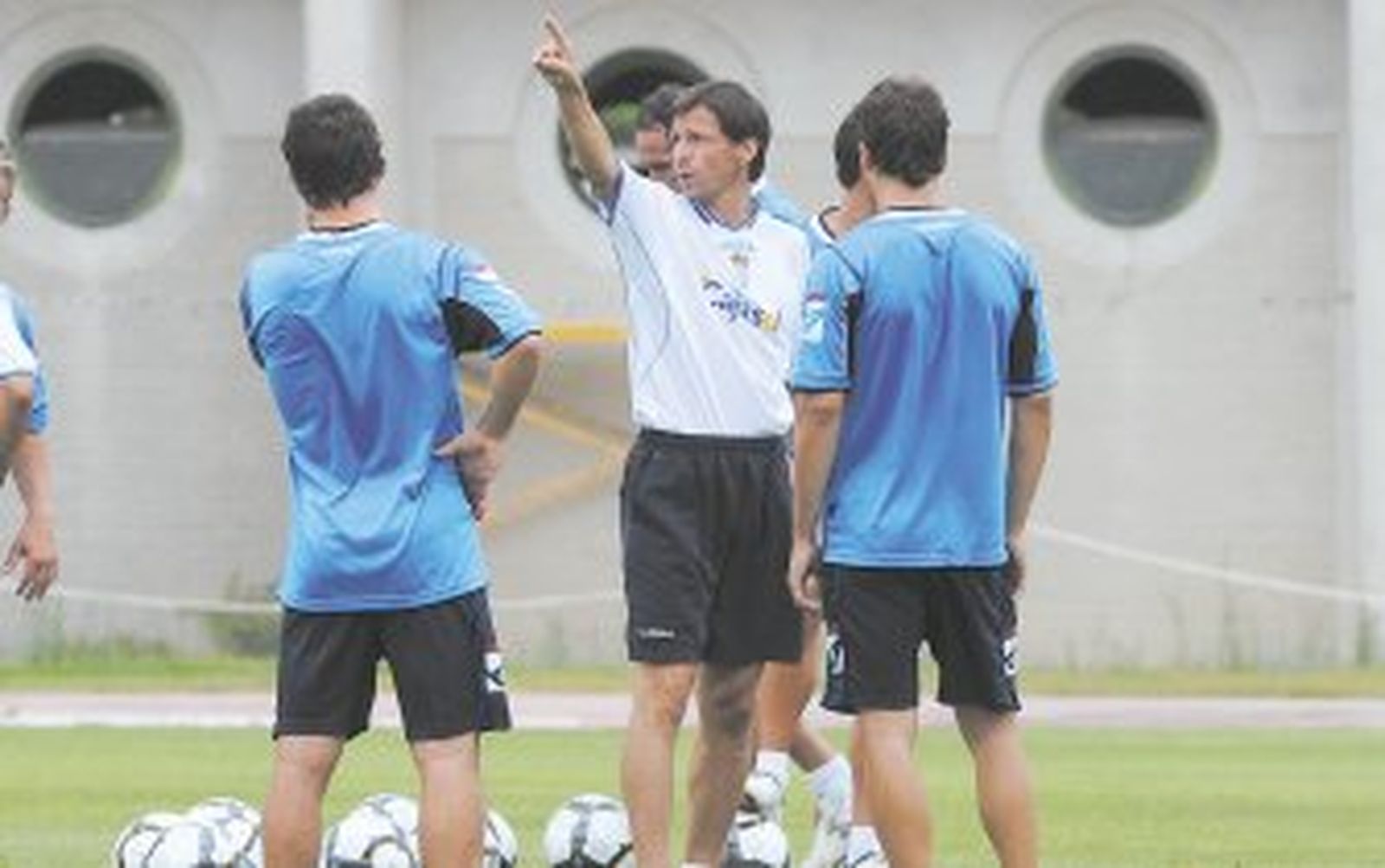 A defender el balonazo largo