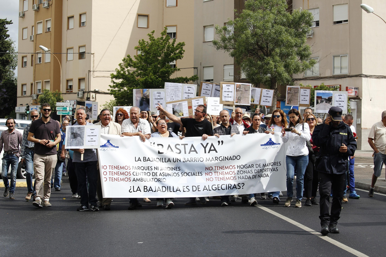 La manifestación de los vecinos de La Bajadilla.