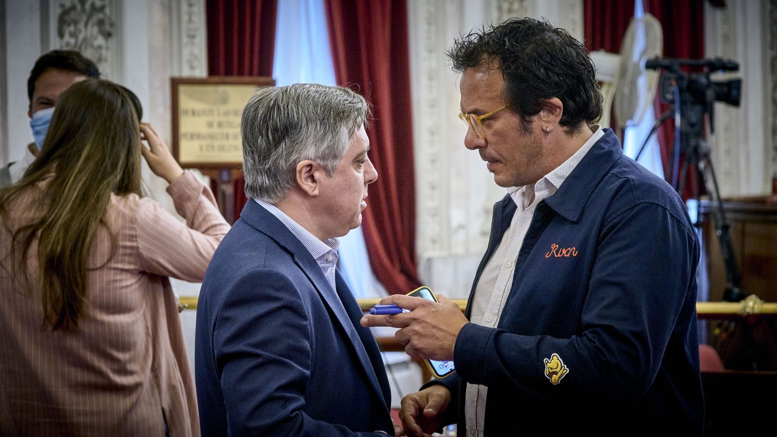 Óscar Torres, junto con el alcalde, José María González