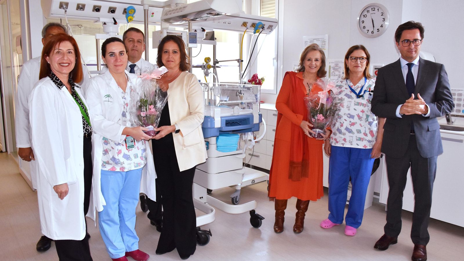 La consejera Catalina García y el alcalde ejidense Francisco Góngora, en una de las áreas hospitalarias.