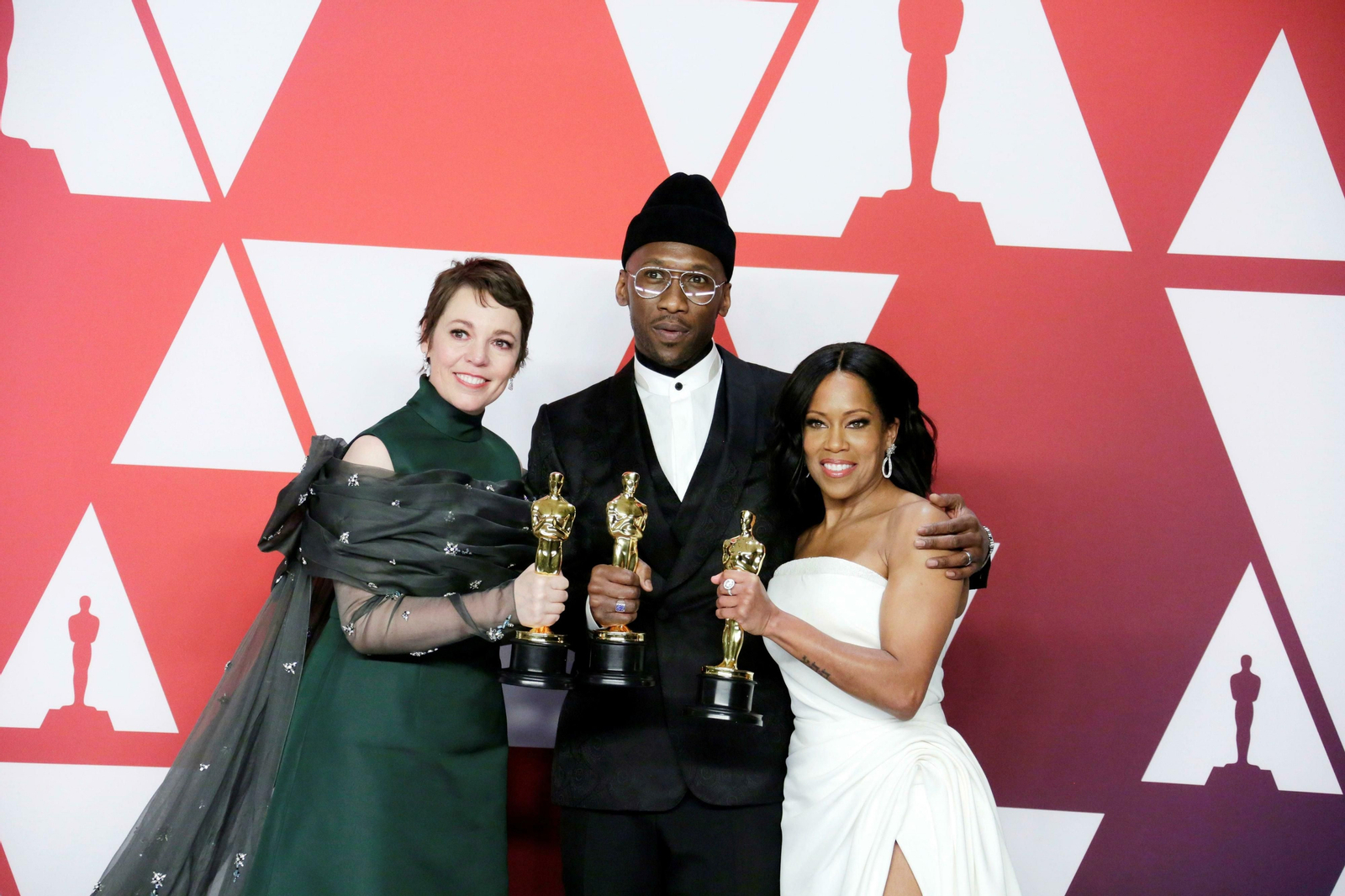La actriz Olivia Colman premiada como mejor actriz por la película 'La Favorita', el actor Mahershala Ali ganador de la estatuilla a mejor actor secundario por 'Green Book', la actriz Regina King premiada con el galardón a mejor actriz secundaria por 'El blues de Beale Street'