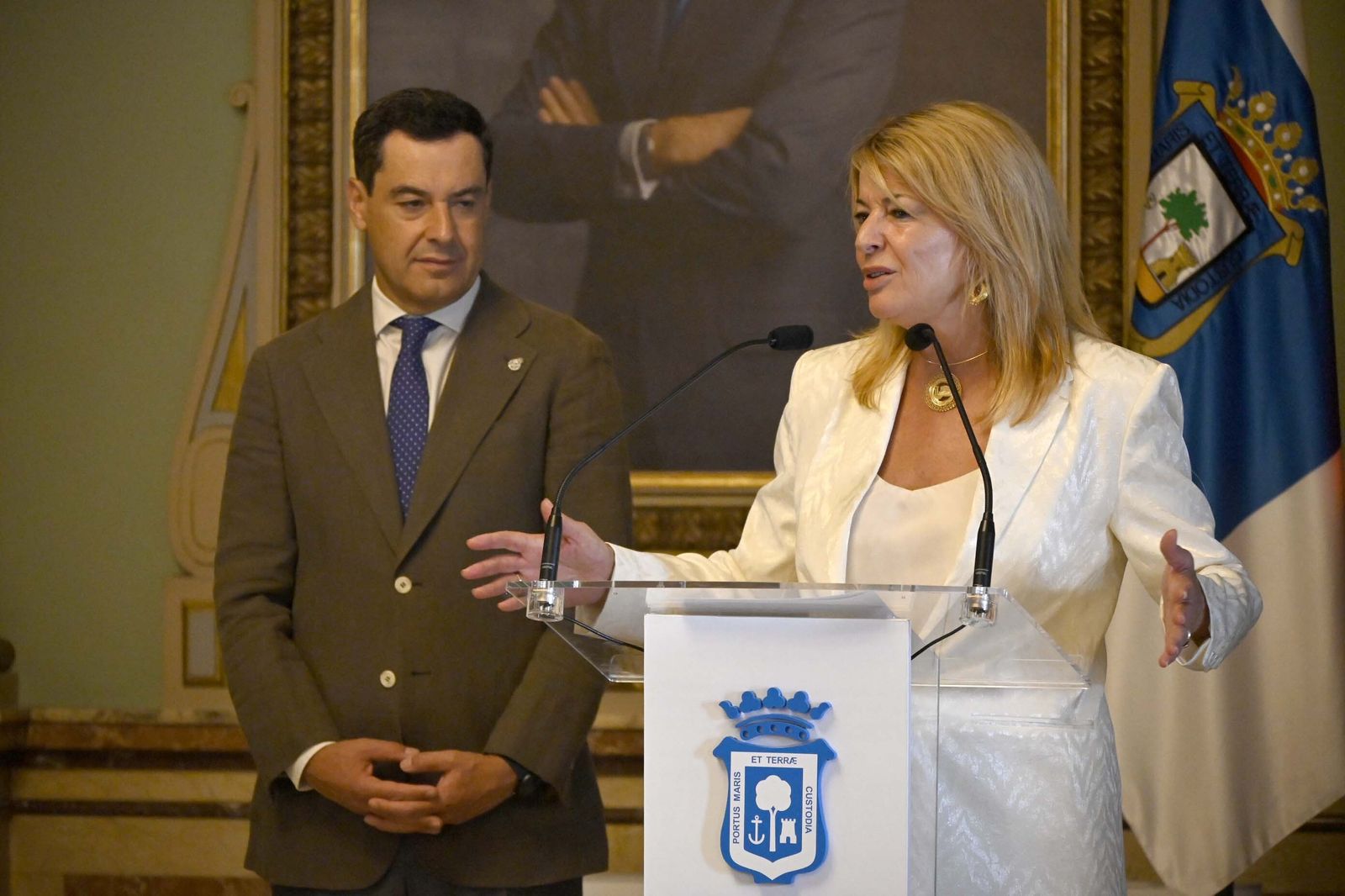 Visita de Juanma Moreno al Ayuntamiento de Huelva, en Imágenes