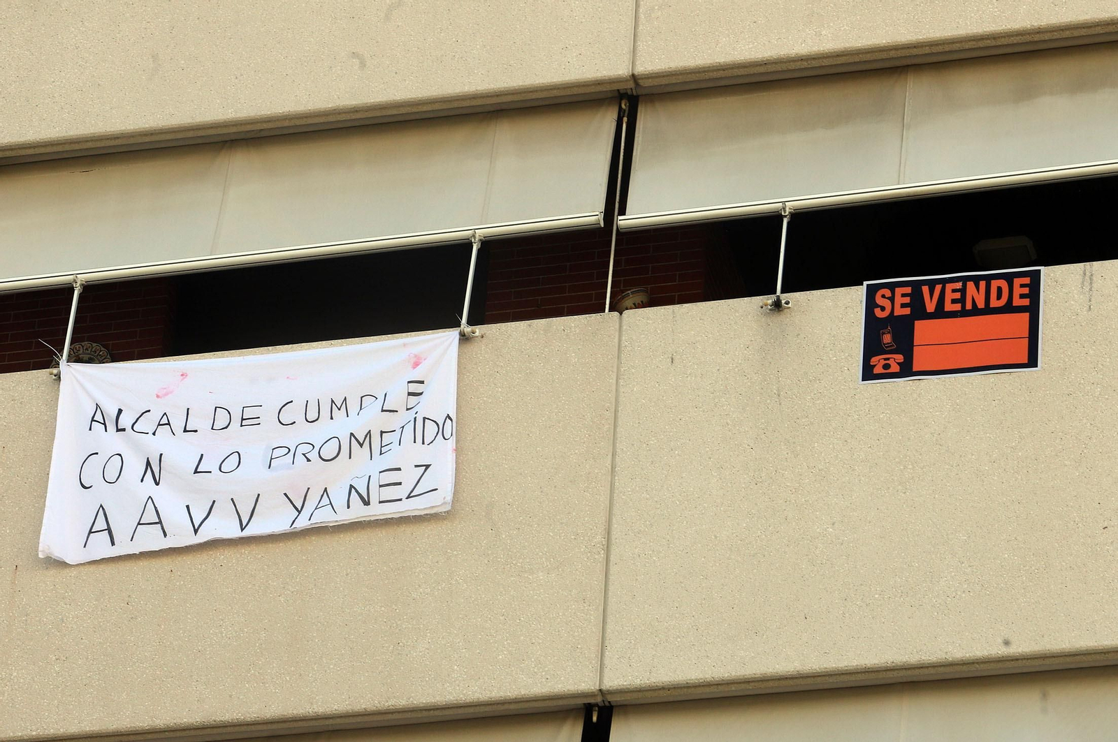 Imágenes de la protesta de los vecinos de Marismas del Polvorín por la construcción de un centro para Proyecto Hombre en vez de la sede de la AAVV Yáñez Pinzón