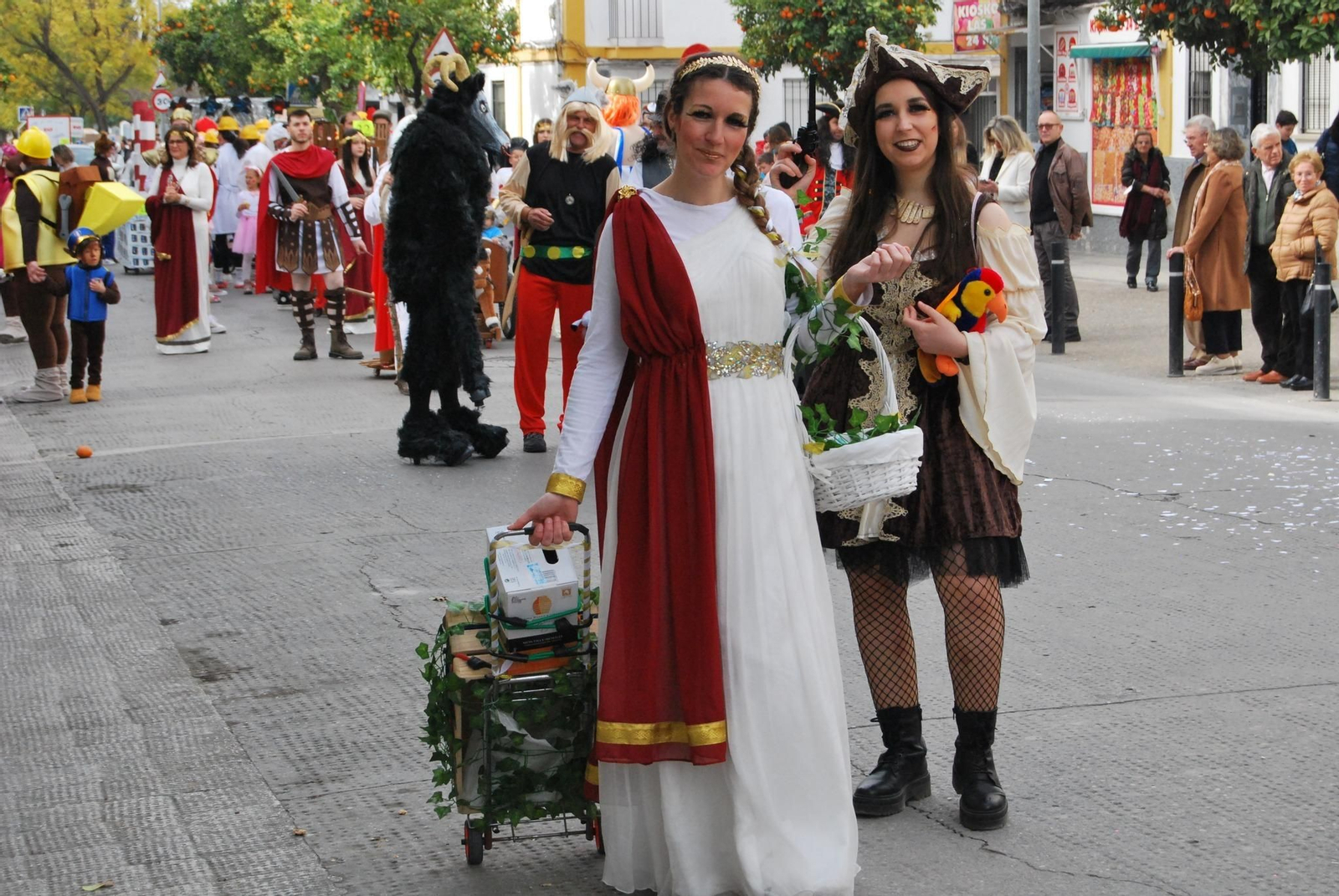 El gran pasacalles del Carnaval de Montilla, en imágenes