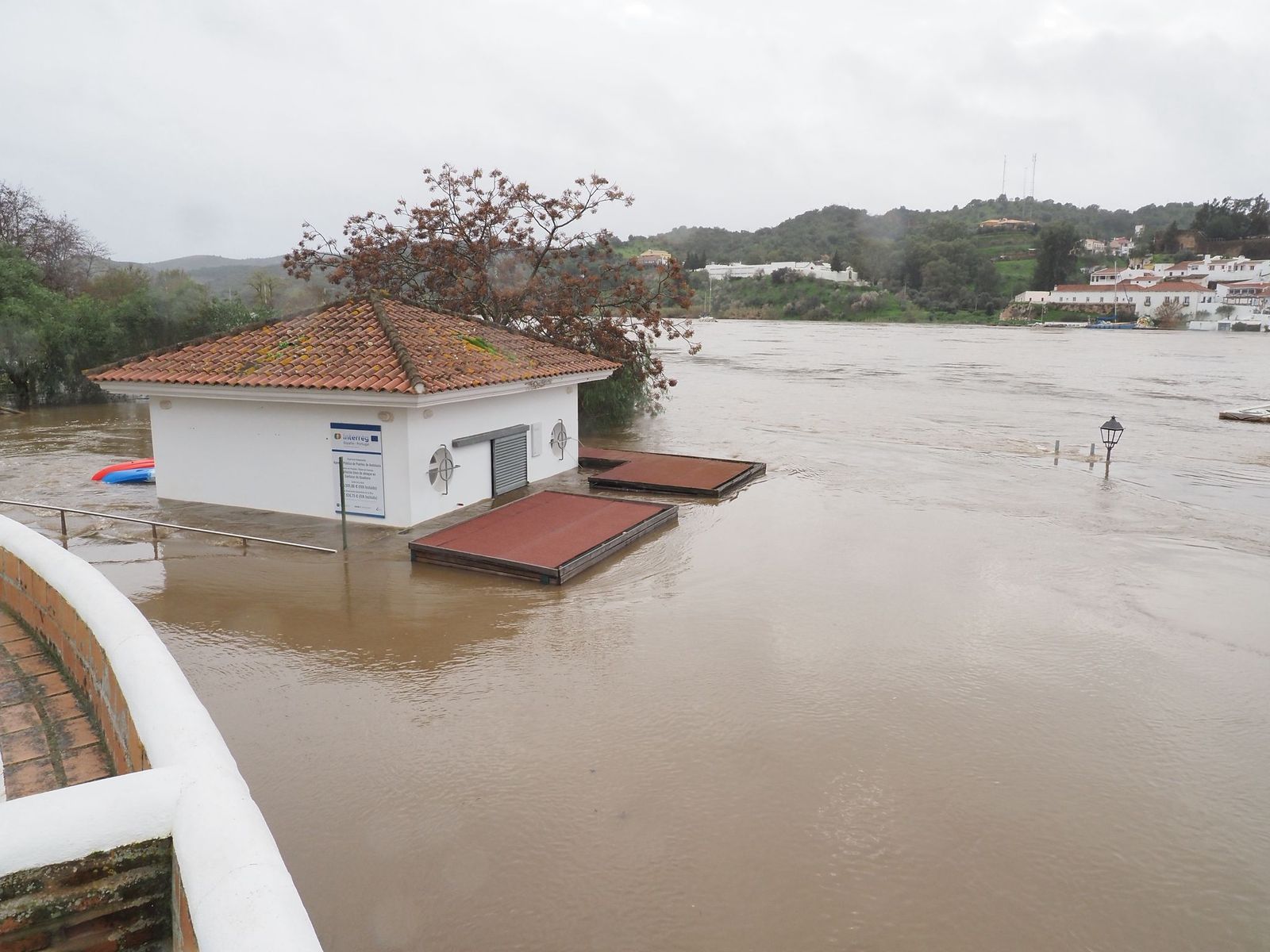 El río desbordando Sanlucar de Guadiana.