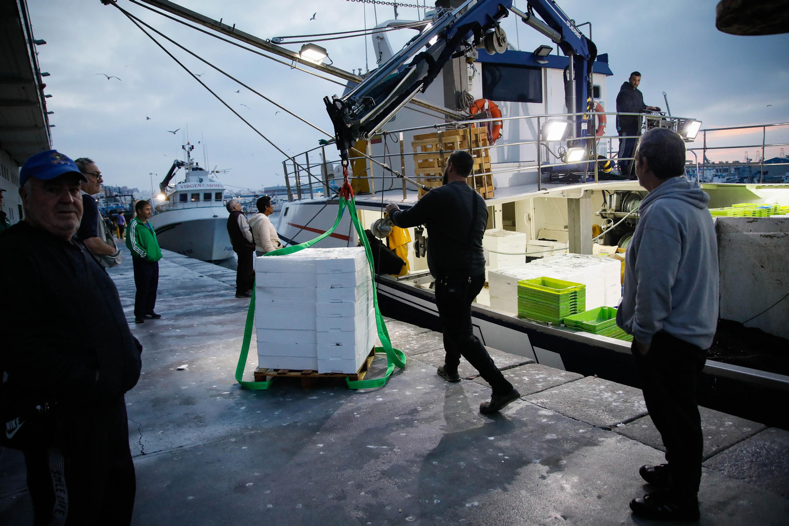 Te contamos en imágenes como ha sido la descarga de las traiñas en la lonja de Almería