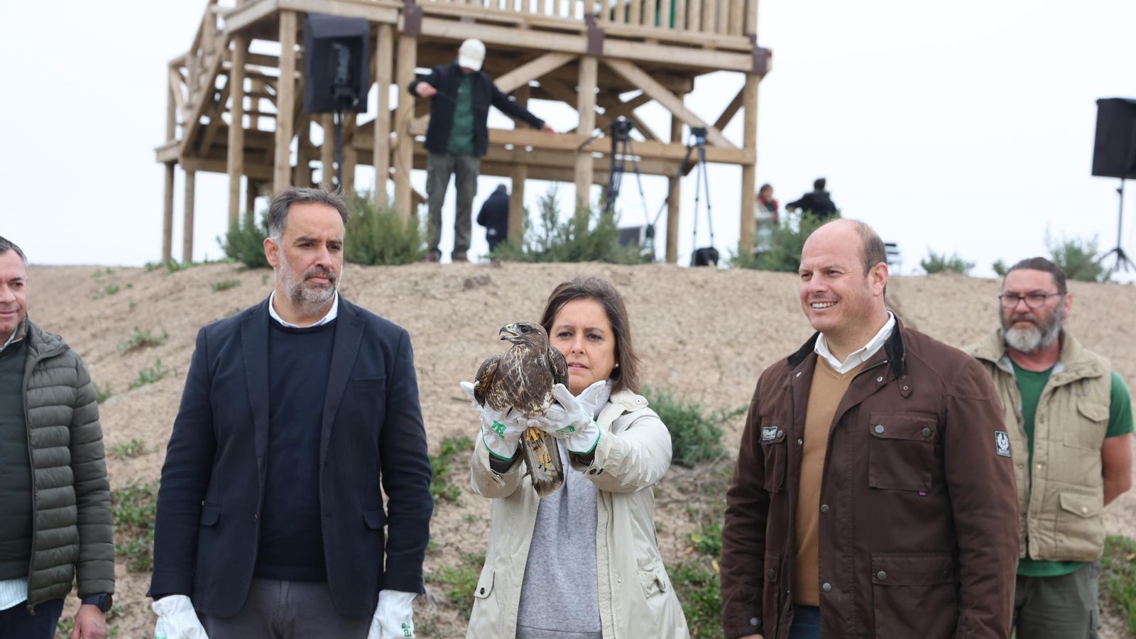 La consejera Catalina García suelta a un ave en su visita a las marismas de Trebujena. La consejera Catalina García suelta a un ave en su visita a las marismas de Trebujena.
