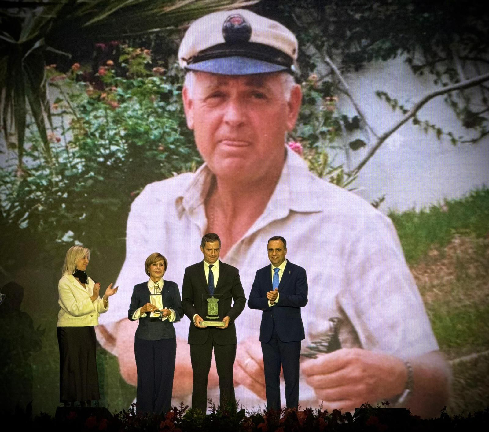 Ana Tárrago, fiscal superior de Andalucía, Rosario de la Torre, viuda, Luis Portero, hijo, y Francis Rodríguez, presidente de la Diputación de Granada.