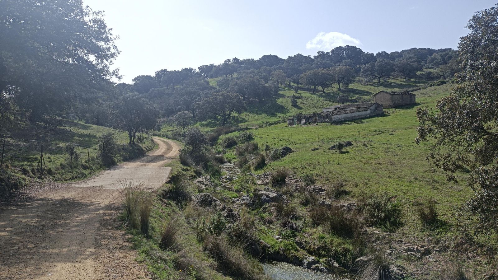 El paisaje brinda bonitas estampas con formaciones pizarra en el lecho del arroyo.