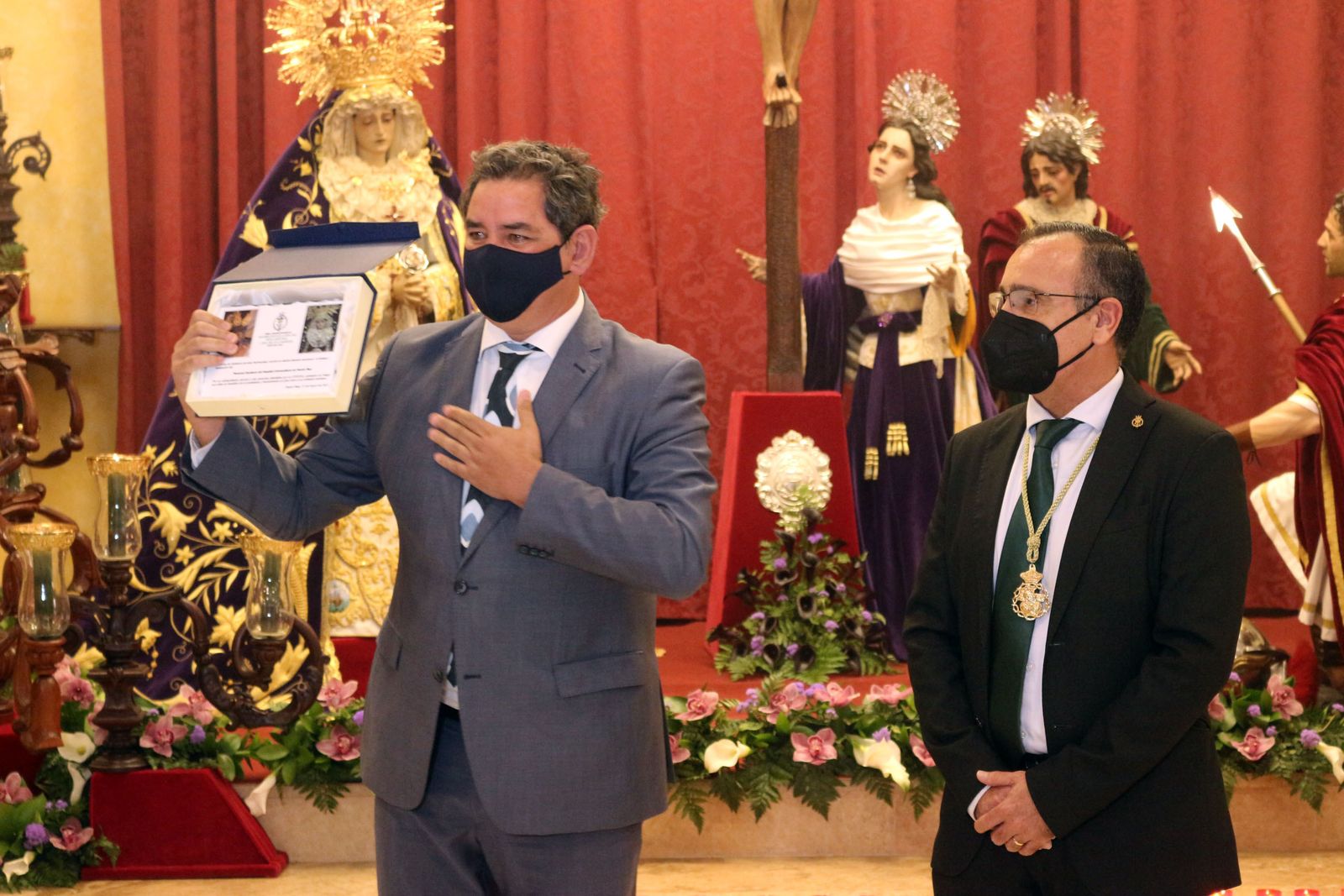 José Luis Guijarro, gerente del Hospital de Puerto Real, recoge la distinción de la Hermandad